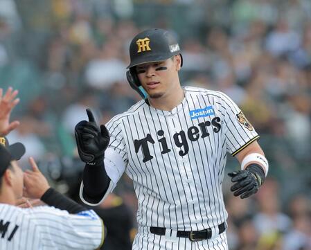 ２回、先制ソロを放ちナインに迎えられる佐藤輝（撮影・西田忠信）