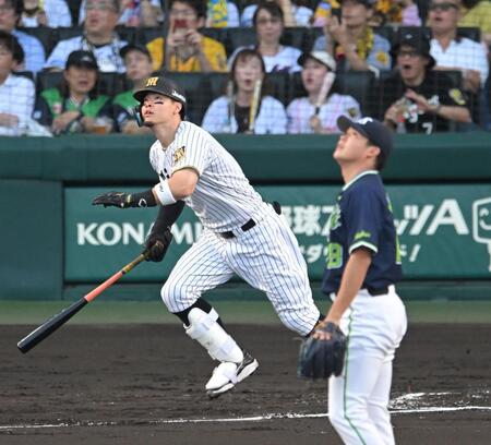 ２回、先制の１７号ソロを放つ佐藤輝（撮影・飯室逸平）