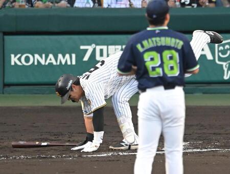 ２回、自打球を受け、もん絶する前川（撮影・飯室逸平）