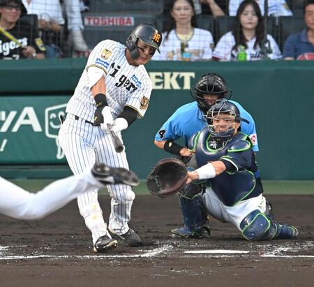 ２回、自打球を受ける前川（撮影・飯室逸平）