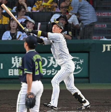 ３回、右犠飛を放つ近本（撮影・飯室逸平）