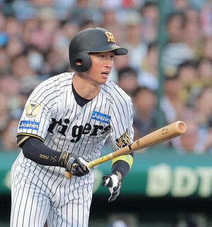１回、一ゴロに倒れる近本（撮影・西田忠信）