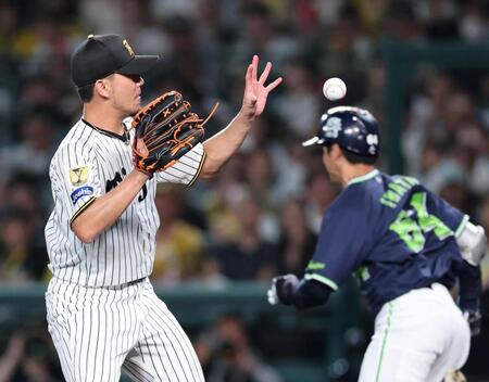 ６回、伊藤将は岩田の打球を素手で捕球し一塁アウトにする（撮影・山口登）