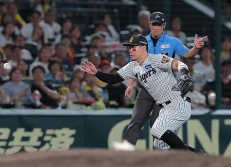 ８回、塩見の打球を失策する佐藤輝（撮影・西田忠信）