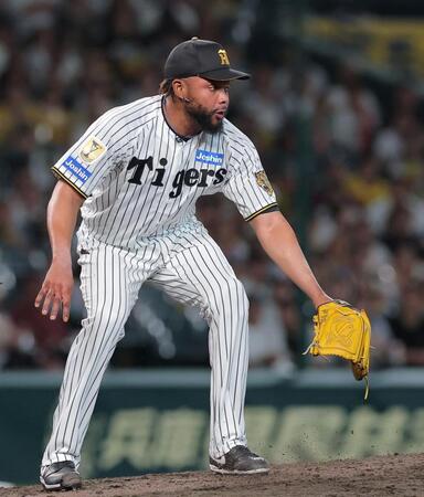 ９回、長岡の併殺の間に同点とされるドリス（撮影・西田忠信）