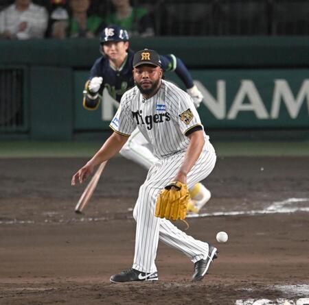 ９回、長岡に同点打を許すドリス（撮影・飯室逸平）