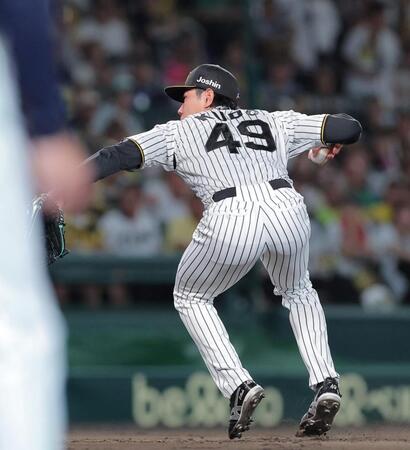 ８回、岩田の投ゴロを本塁へ送球する工藤（撮影・西田忠信）