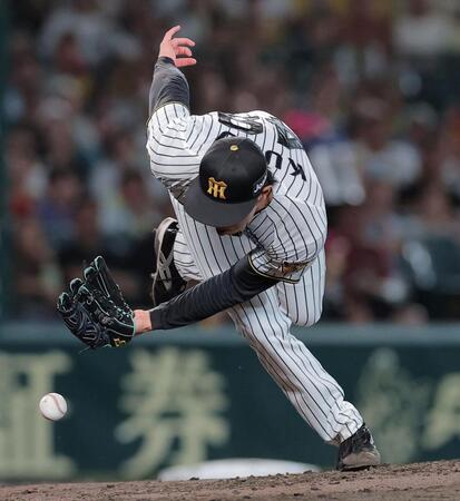 ８回、岩田の打球に反応する工藤（撮影・西田忠信）