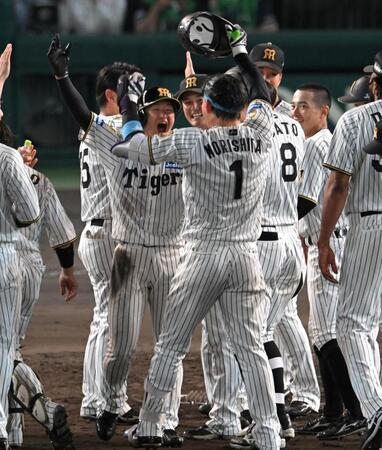 サヨナラでの勝利に歓喜する近本ら阪神ナイン（撮影・飯室逸平）
