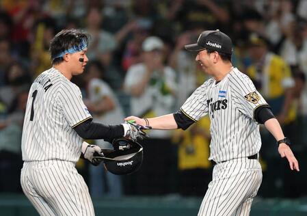 サヨナラ打を放った森下を祝福する藤川監督（撮影・山口登）