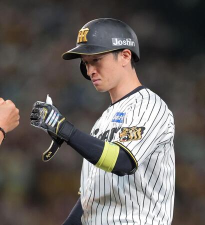 ９回、中前打を放った近本（撮影・西田忠信）