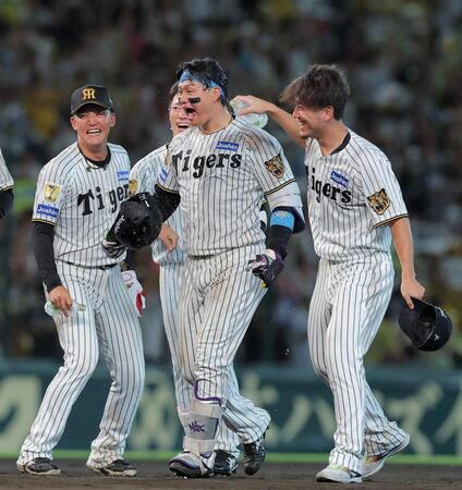 ９回、左前打から決勝点が生まれ祝福される森下（中央）＝撮影・西田忠信