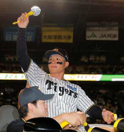 勝利後、スタンドのファンに手を振る森下（撮影・西田忠信）