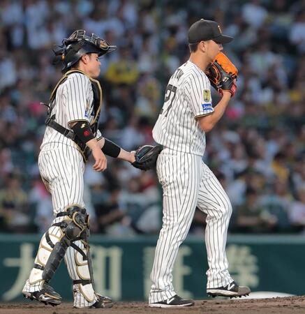 ５回、梅野（左）に声をかけられる伊藤将（撮影・西田忠信）