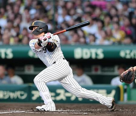 ３回、左中間に二塁打を放つ梅野（撮影・山口登）