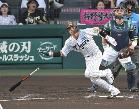 ３回、二塁打を放つ梅野（撮影・飯室逸平）