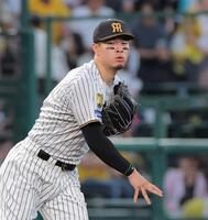 　５回、松下の打球を一塁へ悪送球する佐藤輝（撮影・西田忠信）