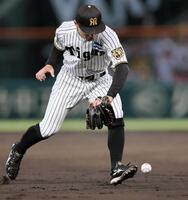 　５回、高橋の打球をはじく熊谷（撮影・田中太一）