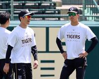 １軍に合流した近本（左）撮影・山口登