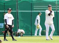 １軍に合流した近本（左）に声を掛ける藤川監督（撮影・山口登）