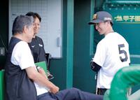 川藤幸三氏（左）と話をする近本（撮影・西田忠信）