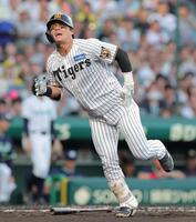 ２回、自打球を当て顔をゆがめる前川（撮影・西田忠信）