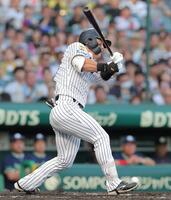 ２回、つま先に自打球を当てる前川（撮影・西田忠信）