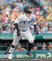 ２回、先制ソロを放つ佐藤輝（撮影・西田忠信）