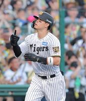 ２回、先制ソロを放ち三塁を回る佐藤輝（撮影・西田忠信）