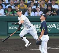２回、先制の１７号ソロを放つ佐藤輝（撮影・飯室逸平）