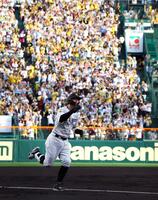 ２回、先制ソロを放ちべースを回る佐藤輝（撮影・山口登）