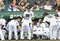 試合前の円陣で声出しする近本（撮影・飯室逸平）