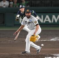 ９回、長岡に同点打を許すドリス（撮影・飯室逸平）