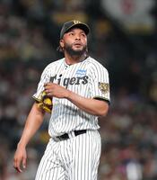 ９回に同点とされベンチに戻るドリス（撮影・西田忠信）