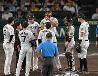 ９回、同点に追いつかれ、ドリスの元に集まる阪神ナイン（撮影・飯室逸平）