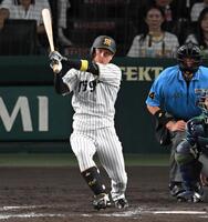 ９回、中前打を放つ近本（撮影・飯室逸平）