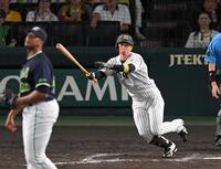 ９回、中前打を放つ近本（撮影・飯室逸平）