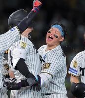 ９回、左前打から決勝点が生まれ佐藤輝と喜ぶ森下（撮影・西田忠信）