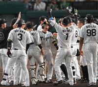 劇的な勝利に歓喜する近本（中央）ら阪神ナイン＝甲子園（撮影・飯室逸平）