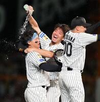 ９回、サヨナラ打を放った森下を手荒く祝福する伊藤将（撮影・山口登）