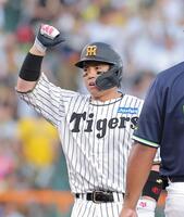 ３回、二塁打を放ちガッツポーズする梅野（撮影・西田忠信）