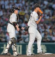 ５回、梅野（左）に声をかけられる伊藤将（撮影・西田忠信）