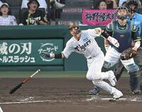 ３回、二塁打を放つ梅野（撮影・飯室逸平）