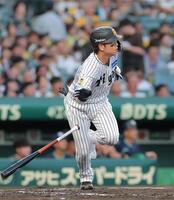 ３回、二塁打を放つ梅野（撮影・西田忠信）