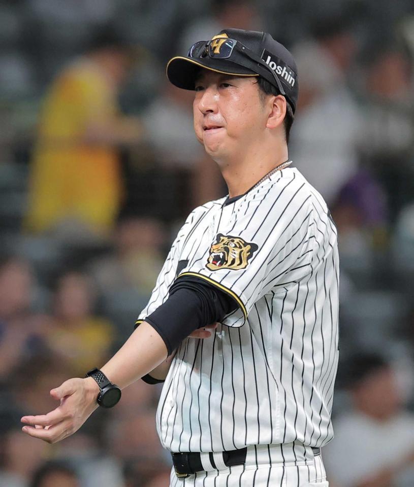 　６回の攻撃を終え、選手交代を告げた藤川監督