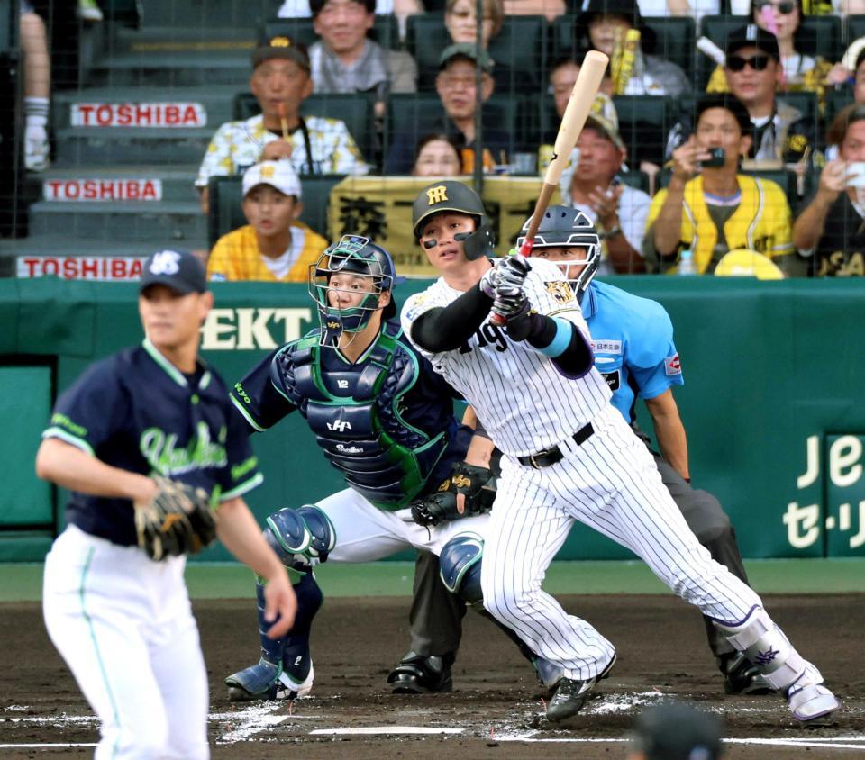 　１回、右中間に先制適時二塁打を放つ森下。投手高橋（撮影・山口登）