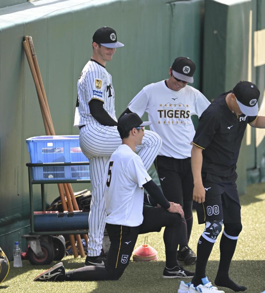 １軍に合流し、話しするルーカス（左）と近本（撮影・飯室逸平）