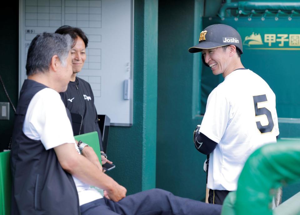 川藤幸三氏（左）と話をする近本（撮影・西田忠信）