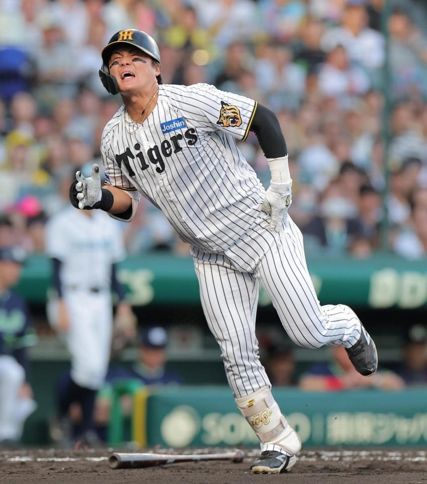 ２回、自打球を当て顔をゆがめる前川（撮影・西田忠信）