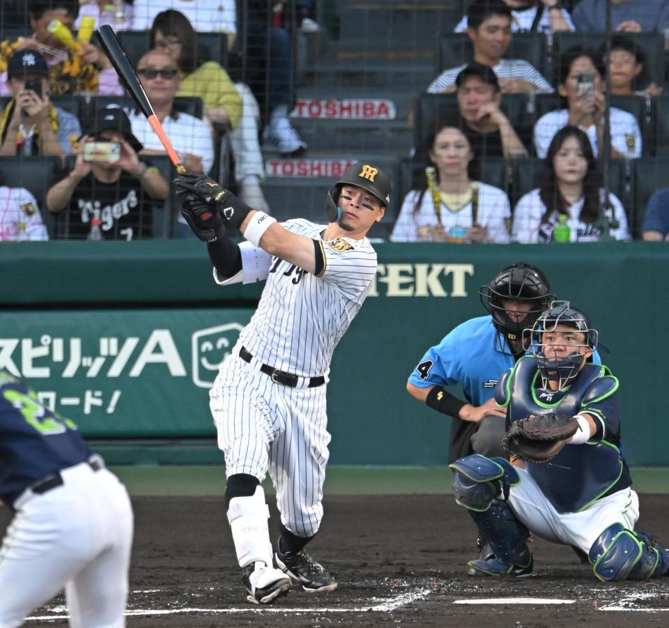 ２回、先制の１７号ソロを放つ佐藤輝（撮影・飯室逸平）